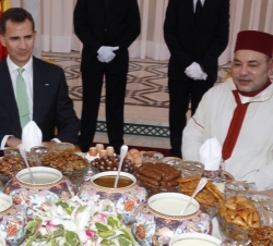 Sus Majestades los Reyes Felipe VI y Mohamed VI durante la cena
